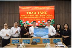 Cấp phát miễn phí SGK cho học sinh vùng mưa lũ