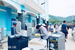 Những bàn tay “vàng” giúp người dân sửa chữa miễn phí thiết bị hư hỏng do mưa lũ