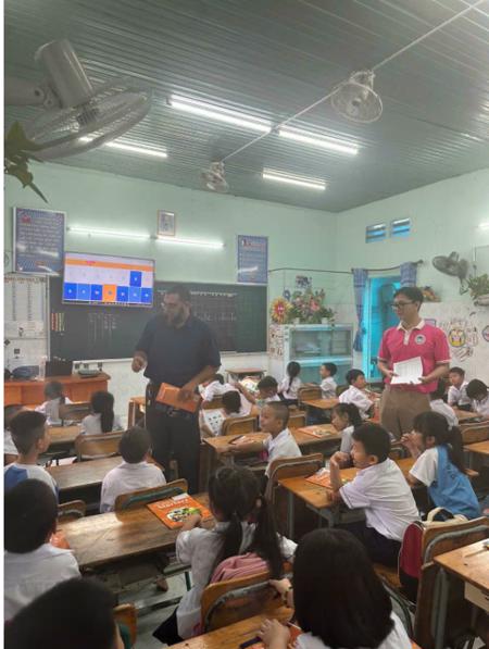 Tiếng Anh sẽ trở thành môn học bắt buộc từ lớp 1