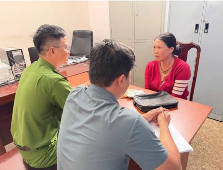 Bắt giữ người phụ nữ cướp túi xách của người bán vé số dạo