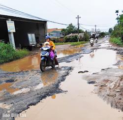 Đường xuống cấp trầm trọng, việc đi lại của người dân gặp khó khăn