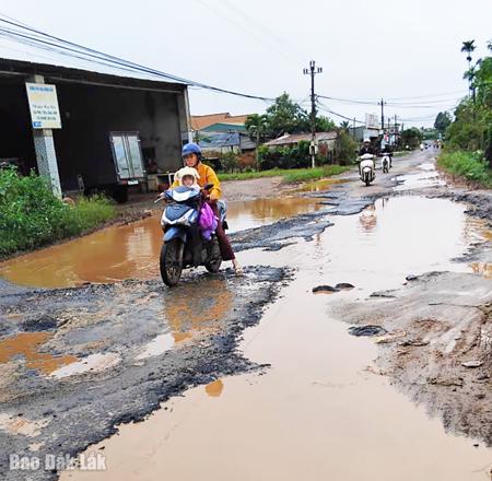 Đường xuống cấp trầm trọng, việc đi lại của người dân gặp khó khăn