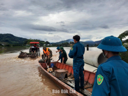 Xã Đắk Liêng hỗ trợ người dân di dời tài sản khỏi khu vực ngập lụt