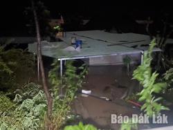 Ứng phó với bão số 13: Công an tỉnh điều động cán bộ, chiến sĩ hỗ trợ di dời dân vùng ngập lụt