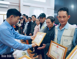 Đồng Xuân khen thưởng 347 cá nhân dũng cảm cứu người trong đợt lũ