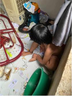 Bức xúc vụ việc cha xích chân con trong căn phòng bẩn thỉu