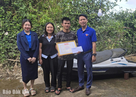 Chàng trai 28 tuổi cứu hàng trăm người trong lũ dữ