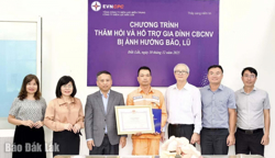 Khen thưởng một công nhân ngành điện dũng cảm cứu người trong lũ dữ
