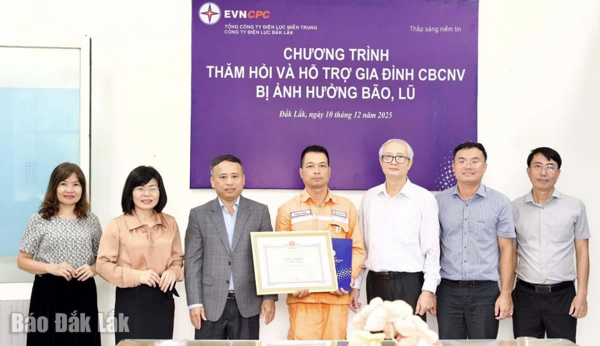 Khen thưởng một công nhân ngành điện dũng cảm cứu người trong lũ dữ