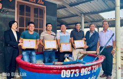 Khen thưởng 4 ngư dân dũng cảm cứu gần 400 người trong lũ dữ