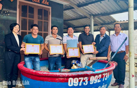 Khen thưởng 4 ngư dân dũng cảm cứu gần 400 người trong lũ dữ