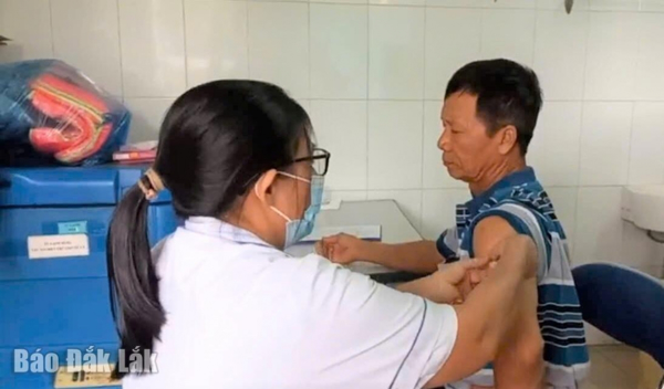 Tiêm miễn phí vắc xin uốn ván và huyết thanh kháng độc tố uốn ván cho người dân vùng ngập lụt