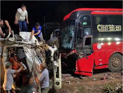 Xe khách tông xe tải, người dân cạy ca-bin cứu người