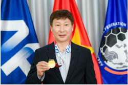 Vô địch SEA Games 33, HLV Kim Sang-sik nhận huy chương 33 chỉ vàng 24K
