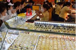 Giá vàng hôm nay 24-12: Tiếp tục đà tăng