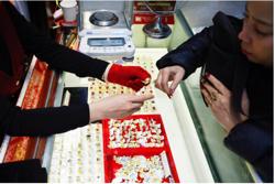 “Bão giá” trên thị trường vàng