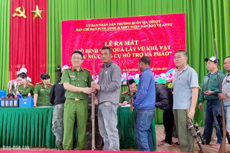 Công an phường Buôn Ma Thuột ra mắt mô hình “Đổi quà lấy vũ khí”