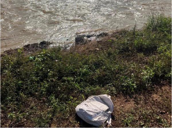 Phát hiện xe máy, cặp sách để bên sông của nữ sinh mất tích