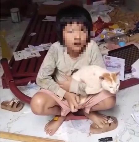 Phân định pháp lý vụ cháu bé bị cha xích, nhốt trong căn phòng bẩn thỉu