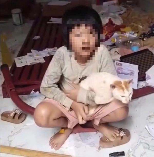 Phân định pháp lý vụ cháu bé bị cha xích, nhốt trong căn phòng bẩn thỉu