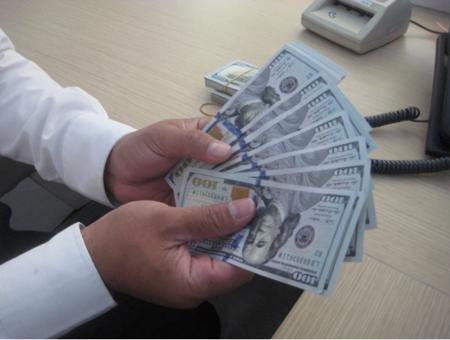 Mua - bán USD trái phép bị phạt tới 100 triệu đồng, giao dịch thế nào cho đúng?