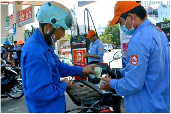 Giá xăng tăng, RON 95 lên 20.460 đồng/lít