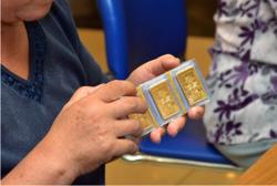 Giá vàng hôm nay 4-12: Tiếp tục sụt giảm