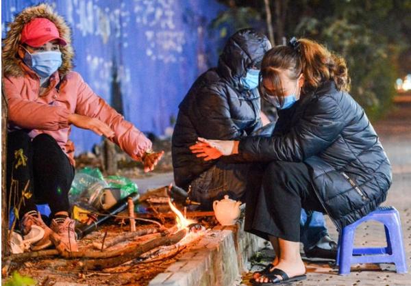 Không khí lạnh tràn xuống, miền Bắc mưa rét, miền Trung chưa dứt mưa lớn