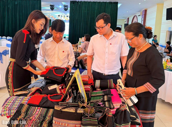 HTX Nhà may Thổ cẩm Ami Sia được tôn vinh HTX do phụ nữ quản lý tiêu biểu toàn quốc