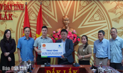 Tặng con giống, thức ăn chăn nuôi giúp nông dân khôi phục sản xuất