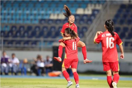 Mưa bàn thắng ngày ra quân