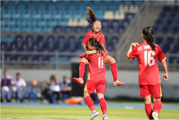 Mưa bàn thắng ngày ra quân