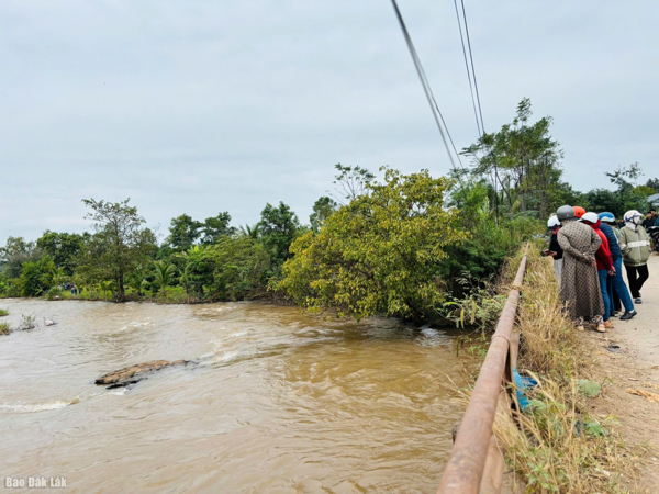 Khẩn trương tìm kiếm người mất tích nghi do rơi xuống suối