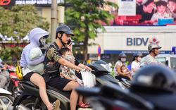 Dừng xe máy nghe điện thoại sai quy định bị xử phạt đến 14 triệu đồng