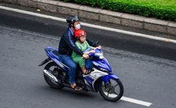 Chở trẻ trên 6 tuổi ngồi trước xe máy có thể bị phạt đến 10 triệu
