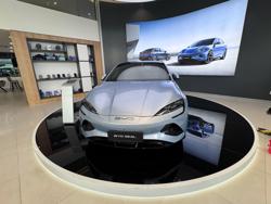 Giá pin giảm mạnh, ô tô điện vẫn đắt