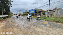 Người dân Dliêya khổ vì đường thi công dang dở