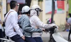 Chở 3 người trên xe máy có thể bị phạt tới 14 triệu đồng