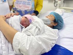 Bộ Chính trị đồng ý "không kỷ luật những trường hợp sinh con thứ ba"