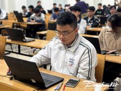 Học sinh lớp 12, một vai nhiều gánh nặng ôn thi