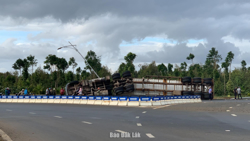 Tài xế không làm chủ tay lái: Xe đầu kéo lật nghiêng bên đường