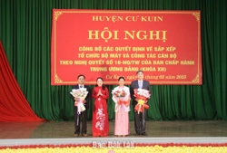 Huyện Cư Kuin: Công bố các quyết định về tổ chức bộ máy, cán bộ