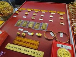 Giá vàng ở vùng đỉnh, nên mua vàng miếng SJC hay vàng nhẫn?