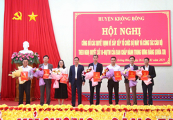 Huyện Krông Bông công bố các quyết định tổ chức bộ máy và công tác cán bộ