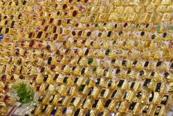 Giá vàng miếng SJC, vàng nhẫn biến động chóng mặt