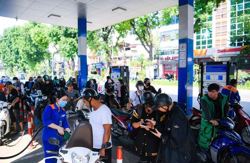 Giá xăng dầu giảm nhẹ khoảng 200 đồng/lít