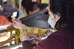 Giá vàng hôm nay, 28-2: “Bốc hơi” rất mạnh