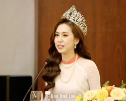 Hoa hậu H’Hen Niê và hoa hậu Đinh Thị Hoa làm Đại sứ truyền thông Lễ hội Cà phê Buôn Ma Thuột lần thứ 9