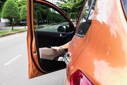 Từ năm 2025, mở cửa xe ô tô khi nào là đúng luật?