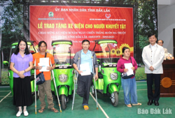 Trao tặng xe điện cho người khuyết tật trên địa bàn tỉnh